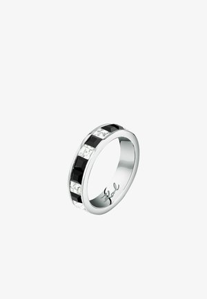 Anello d'argento con cristalli rettangolari alternati neri e trasparenti, con una fascia liscia e lucida e dettagli incisi sul lato interno.