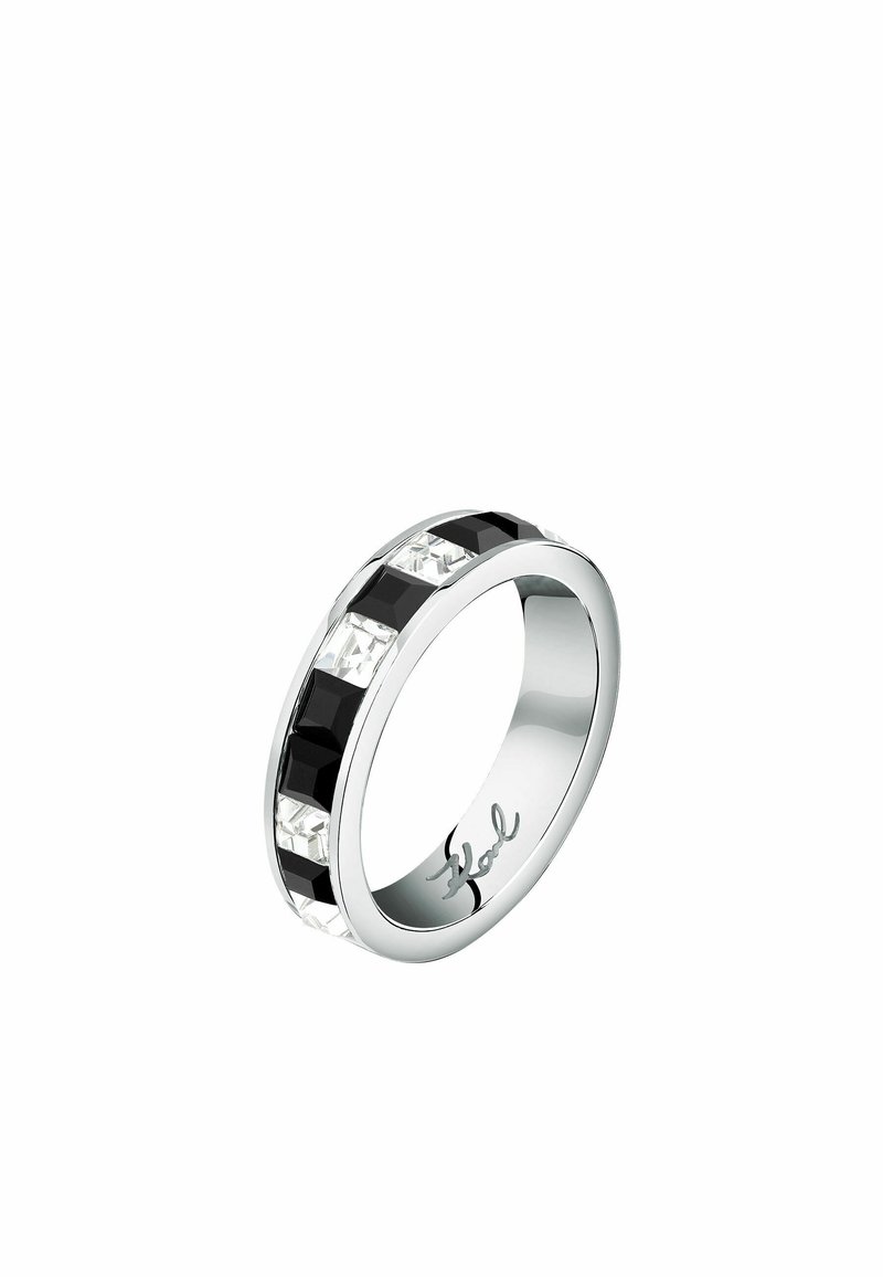 Anello d'argento con cristalli rettangolari alternati neri e trasparenti, con una fascia liscia e lucida e dettagli incisi sul lato interno.
