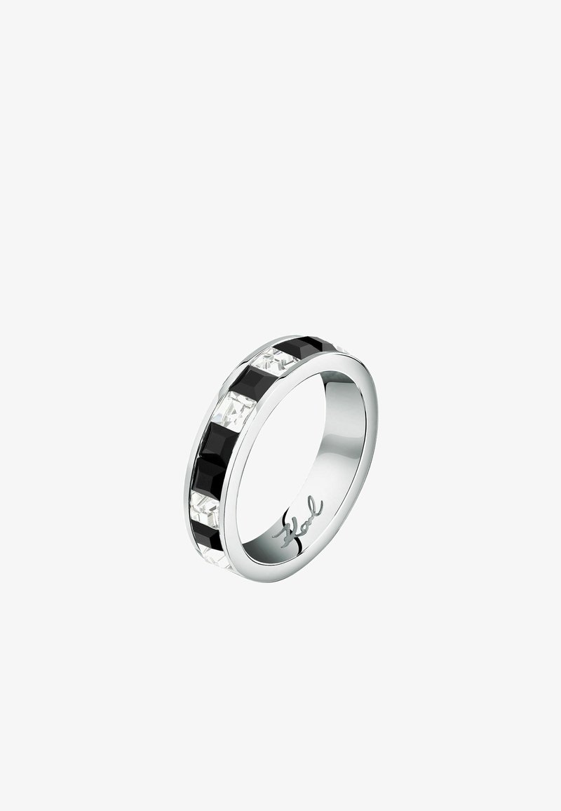 Sølv ring med skiftende sorte og klare rektangulære krystaller, med en glat poleret kæde og indgraveret detalje på indersiden.