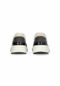 Les baskets présentent une tige en mesh noir et gris avec un accent talon noir brillant, une semelle intermédiaire blanche et un panneau arrière texturé avec un motif de logo.