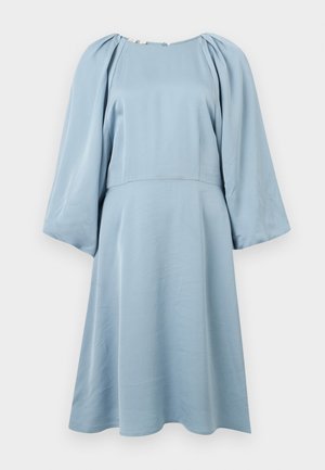 Robe midi bleu clair avec de larges manches longues bouffantes, encolure bateau et jupe légèrement évasée.