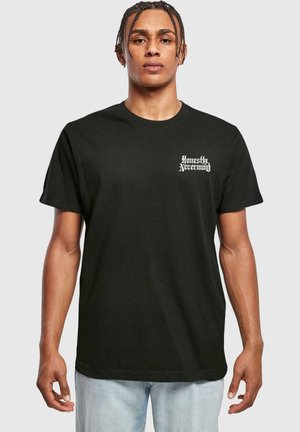 Camiseta de algodón negra con mangas cortas, que presenta el texto blanco "Honestly Nevermind" en el área del pecho izquierdo. Cuello redondo clásico.