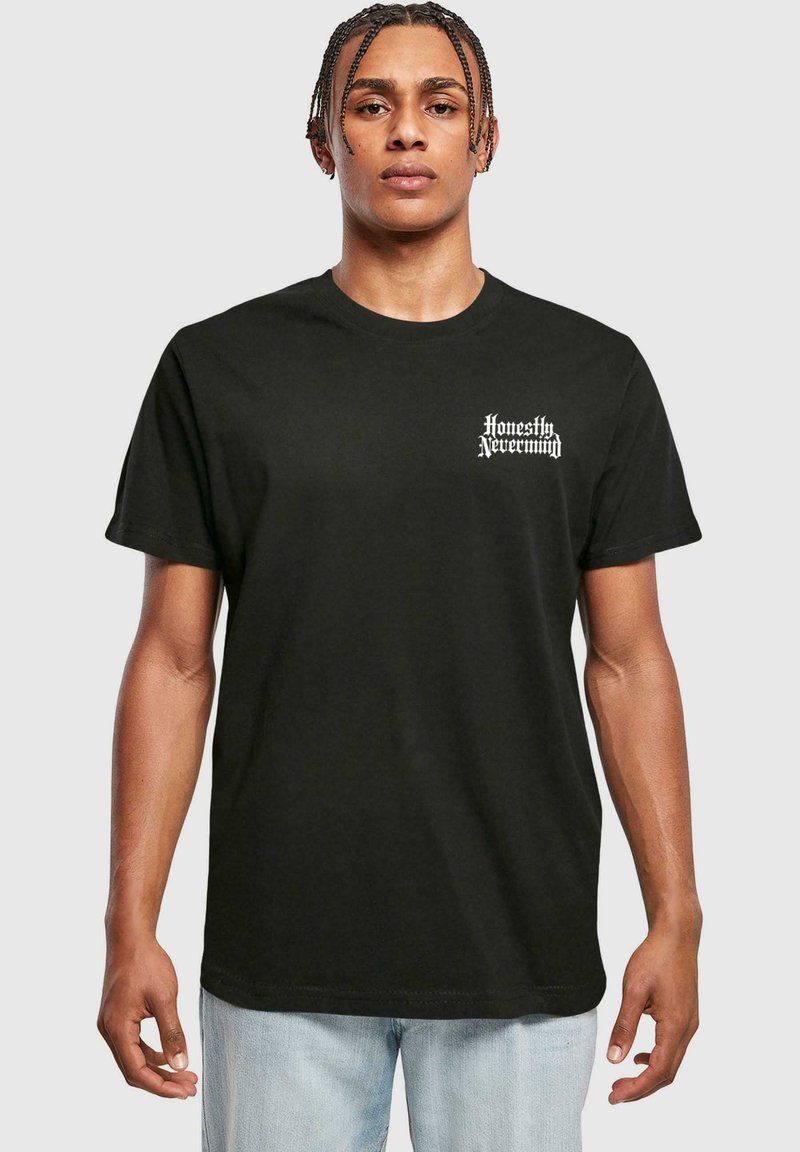 Zwarte katoenen t-shirt met korte mouwen, met witte tekst "Honestly Nevermind" op de linkerborst. Klassieke ronde halslijn.