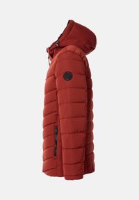 Chaqueta acolchada roja con capucha, bolsillo lateral con cremallera y un parche de logo circular en la manga izquierda. Exterior suave y brillante.