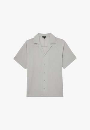 Vaaleanharmaa lyhythihainen paita, jossa on tekstuurillinen kangas, leveä kaulus ja viisi nappia edessä.