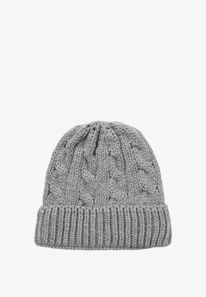 Beanie grigia lavorata a maglia con motivi a treccia e bordo a costine. La texture è spessa e morbida, offrendo calore e comfort.