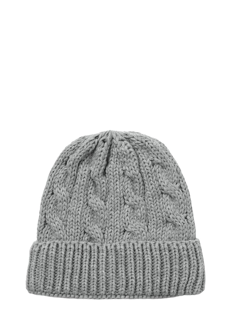 Beanie grigia lavorata a maglia con motivi a treccia e bordo a costine. La texture è spessa e morbida, offrendo calore e comfort.