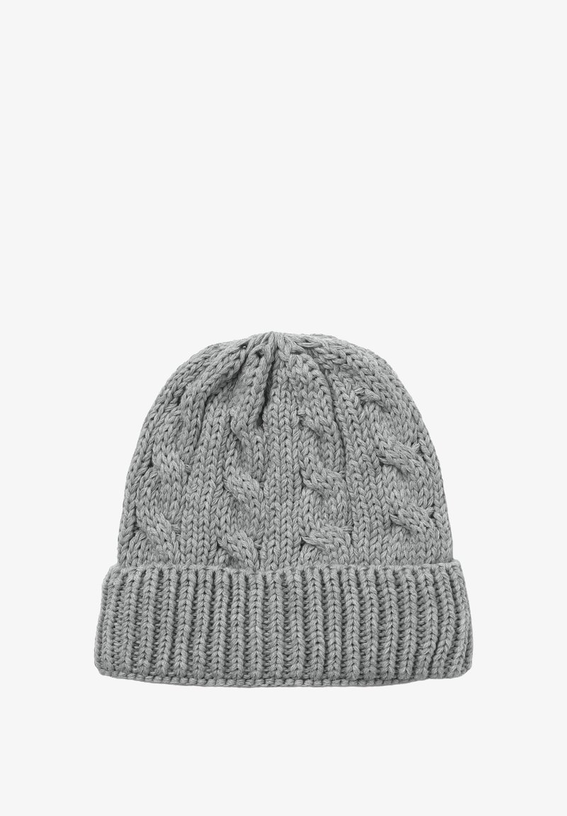 Beanie grigia lavorata a maglia con motivi a treccia e bordo a costine. La texture è spessa e morbida, offrendo calore e comfort.