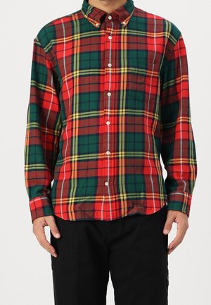 Czerwona, zielona i żółta koszula w kratę z długim rękawem, kołnierzykiem na guziki, przednią kieszenią i lekką bawełnianą tkaniną.