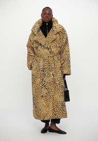 Norma Kamali CLASSIC SLEEPING BAG COAT LONG - Casaco de inverno - cheetah patch