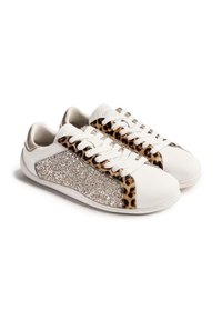 Sneaker bianchi con dettagli in stampa leopardata e un pannello laterale glitterato. Presentano lacci classici e una design con punta arrotondata.