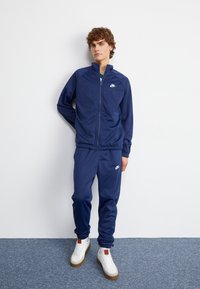 Nike Sportswear - CLUB - Trainingspak - midnight navy/white Miniatuurafbeelding 1