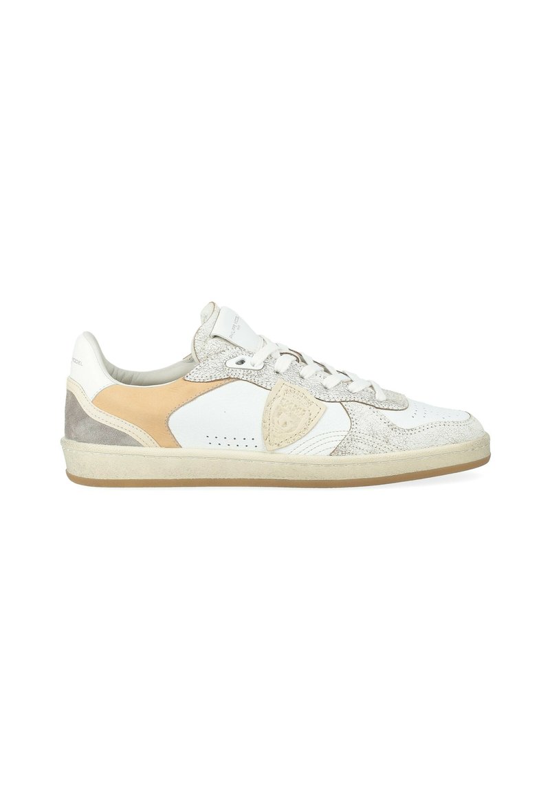 Sneakers bianchi in pelle con dettagli in suede grigio e beige texturizzati, punta rotonda, suola piatta e design con lacci. Presentano dettagli perforati.