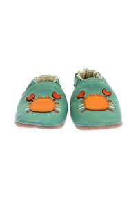 Chaussures en cuir vertes avec une forme arrondie, ornées d'une broderie de crabe orange et d'une semelle en caoutchouc beige. Ouverture élastique pour un enfilage facile.
