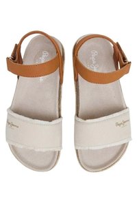 Sandali color tan e beige con un cinturino in pelle, tomaia in tessuto e soletta imbottita; presenta un logo sul cinturino e una suola testurizzata.