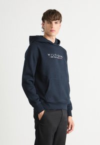 Tommy Hilfiger NEW YORK HOODY - Sweatshirt - desert sky