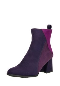 Bottine en suédine violette et fuchsia avec un talon bloc, un bout pointu et un panneau latéral contrastant, dotée d'une languette en boucle à l'arrière.