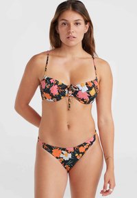 Kvetinový bikiny set na čiernom pozadí, s jasnými kvetmi v ružovej, bielej a oranžovej farbe. Nastaviteľné ramienka a mašľa na vrchu.
