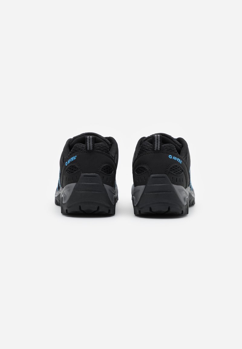 Zapatos de senderismo negros con parte superior de malla y sintético, suela gris y detalle del logotipo en azul. Presentan un talón reforzado y una suela texturizada.