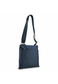 Borsa a tracolla in tessuto blu navy con una lunga tracolla regolabile, chiusura con zip e tasca frontale. Presenta un materiale testurizzato e un branding sobrio.