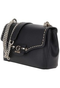 Borsa a tracolla in pelle nera con catena argentata, forma strutturata, dettaglio del logo in evidenza e cuciture a contrasto lungo i bordi.