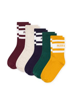 Vijf paar geribbelde sneakersokken in bordeaux, crème, marineblauw, groen en geel, sommige met witte strepen en tekst vlakbij de bovenkant.