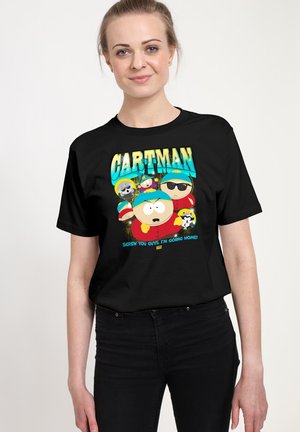 Młoda kobieta nosząca czarną koszulkę z postacią Cartmana z South Parku oraz napisem "Spieprzajcie, idę do domu!"