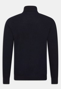 Dunkelblau gestrickter Pullover mit hohem Kragen, langen Ärmeln und gerippten Bündchen und Saum. Glatte Textur mit einem einfarbigen Design.
