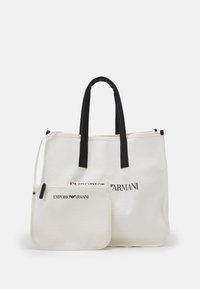 Sac fourre-tout en toile blanche avec des poignées noires et une petite trousse assortie, tous deux ornés du logo Emporio Armani en noir à l'avant.