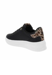 Czarne sneakersy z teksturowanym akcentem w panterkę na pięcie, białą podeszwą, materiałowym wierzchem i złotymi oczkami na sznurówki.