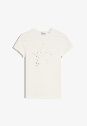 Hvid T-shirt med korte ærmer og rund hals, med en stjerneform lavet af sølv palietter foran.