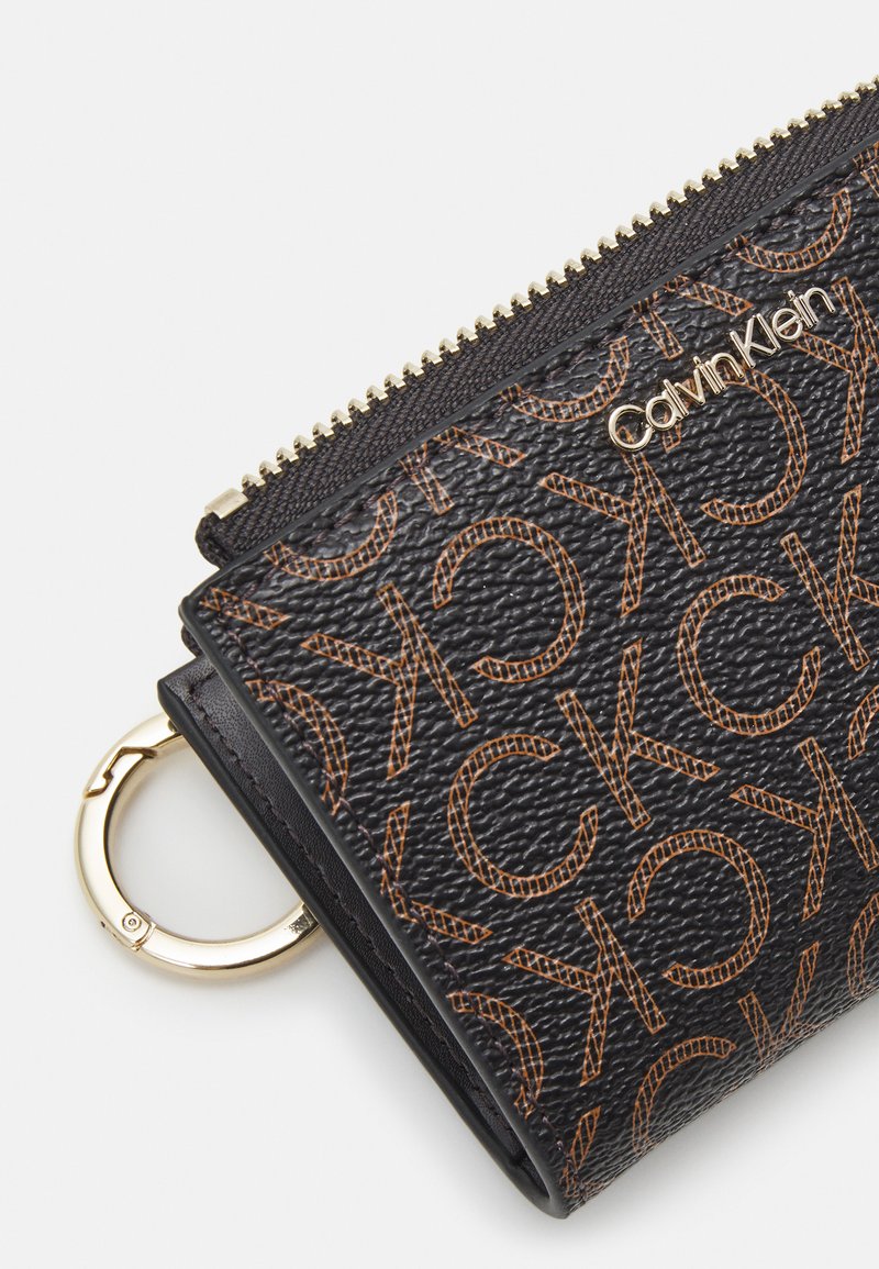Damen Geldbörsen | Calvin Klein MUST CARDSLOT MONO Geldbörse brown mono/braun - ZT88756 Damen Geldbörsen | Calvin Klein MUST CARDSLOT MONO Geldbörse brown mono/braun - ZT88756