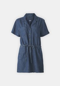 Denim dress med korte ermer i mørkeblå, med knapper foran, krage, to brystlommer og snøring i midjen for justerbar passform.