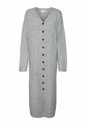 Long gilet gris en maille douce, avec un col en V, des manches longues et une fermeture à boutons sur le devant avec des boutons noirs.