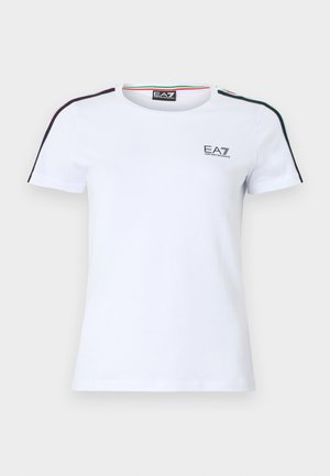 Hvit bomulls-T-skjorte med korte ermer, med kontrasterende svarte og grønne striper på skuldrene og en liten EA7-logo på brystet.