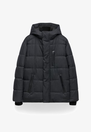 Czarna ocieplana kurtka zimowa z kapturem, zapinana na zamek błyskawiczny i napy, z dwoma bocznymi kieszeniami oraz kieszonką na piersi zapinaną na zamek.