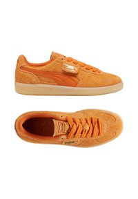 Sneaker in suede arancione con tomaia testurizzata, lacci arancioni e suola in gomma traslucida. Presenta un tag con logo dorato sul lato.
