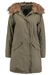 Olivgrön parka-jacka med en huva klädd i fuskpäls, med dragkedjestängning, två stora fickor och en medellång längd. Slät textur.