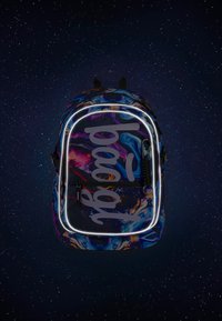 Zaino in tessuto marmorizzato e colorato con un design curvo, rifiniture illuminate e grande logo frontale; dotato di spallacci regolabili e cerniere.