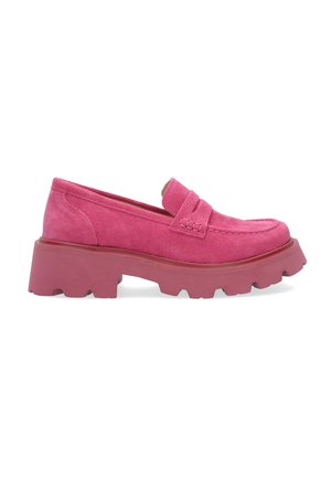 Rosa Wildleder-Loafer mit einer dicken, klobigen Gummisohle, die ein geripptes Design aufweist, und einem gestickten Akzent über den oberen Teil.