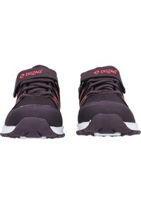 Schwarze Sportschuhe mit roten Akzenten, die ein Obermaterial aus Mesh, einen Klettverschluss und eine gepolsterte Sohle aufweisen. Entwickelt für Komfort und Unterstützung.