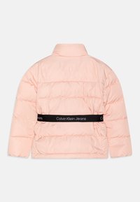 Kurtka puchowa w jasnoróżowym kolorze z kołnierzem, wyposażona w czarny pasek z logo Calvin Klein Jeans. Gładka tekstura i poziomy pikowany wzór.