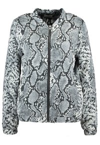 Chaqueta bomber con estampado de serpiente en gris y negro, que presenta un cierre de cremallera en el frente, cuello de canalé y puños elásticos con un acabado texturizado.