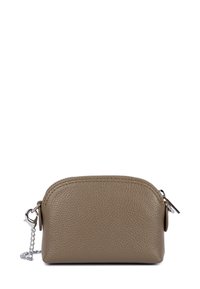 Borsetta in pelle marrone con finitura texture, forma arrotondata, chiusura con zip e attacco in catena argentata su un lato.