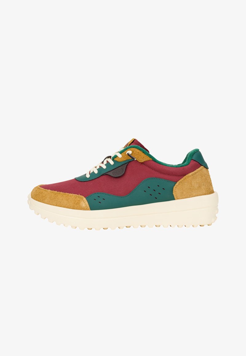 Zapatilla multicolor que presenta un textil burdeos, acentos verdes y detalles de ante color beige. Diseñada con cordones blancos y una suela de goma gruesa.