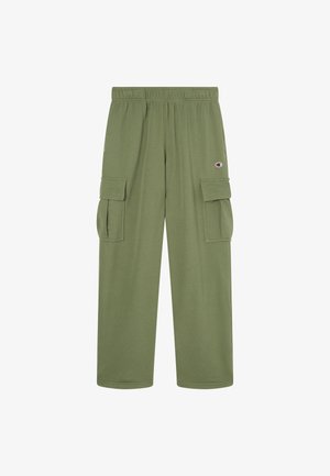 Olijfgroene cargobroek met elastische tailleband, twee grote zijflapzakken en een klein Champion-logo op de rechterdij.