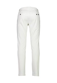 Pantalon blanc slim-fit vu de dos avec passants de ceinture et deux poches arrière boutonnées sur fond uni.