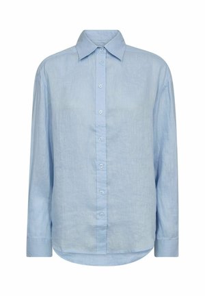 Svetlomodrá košeľa s dlhými rukávmi, zapínaná na gombíky, so špicatým golierom a zaobleným spodným lemom, zobrazená na bielom pozadí.