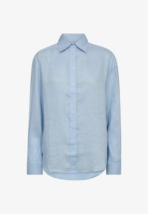 Világoskék hosszú ujjú ing, gombos, hegyes gallérral és ívelt szegéllyel, fehér háttéren bemutatva.