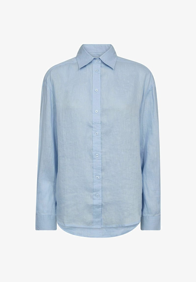 Gaiši zils garām piedurknēm ar pogām aiztaisāms krekls ar smailu apkakli un izliekta apakša, attēlots uz baltas fona.